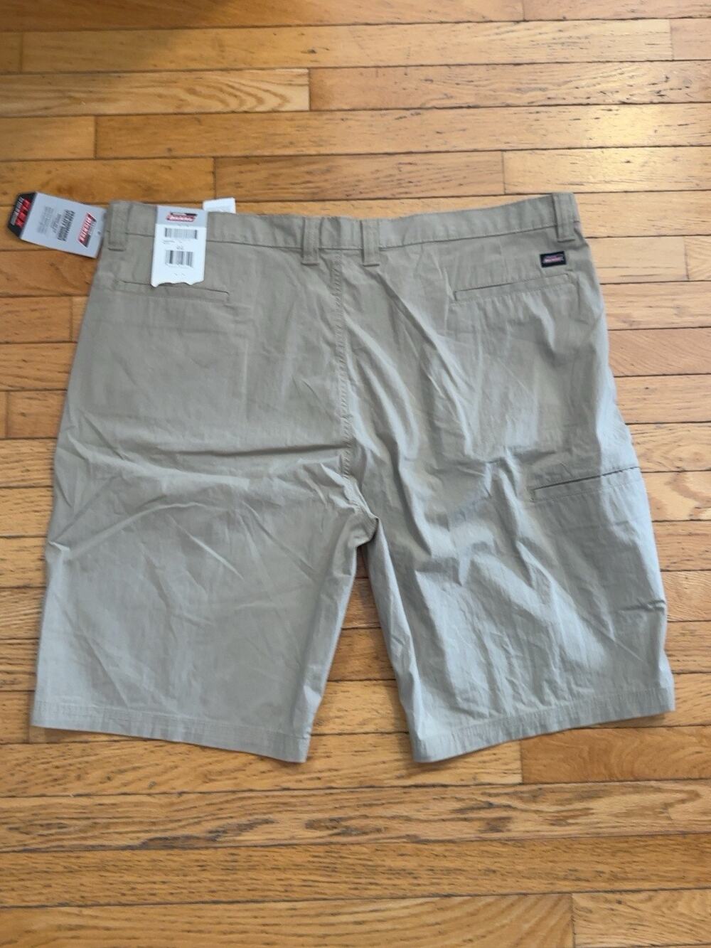Genuine Dickies FLEX Mens Performance Utility Shorts Size 44 Khaki NWT Workwear